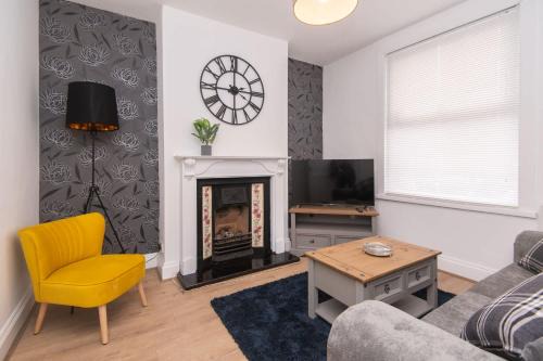 Rugby Casa | Modern 3 Bedroom Home in Central Rugby w Parking