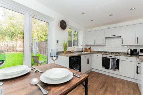 Swindon Casa | Modern 3 Bedroom Home in Swindon with Parking