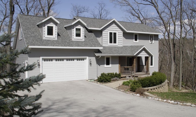Plymouth Casa | Moderna casa de 3 dormitorios en un tranquilo entorno forestal muy cerca del lago Elkhart, Wisconsin