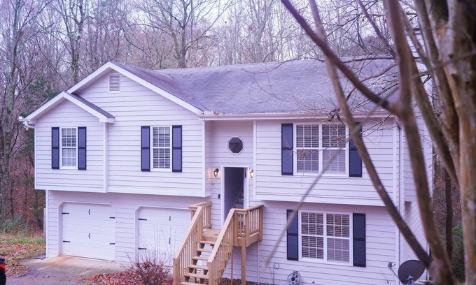 Auburn Casa | Modern 3 Bedroom Home w Theater Room & Laundry Area: Your Ultimate Comfort Zone