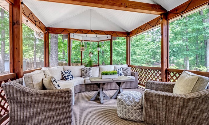 Concord Casa | Modern 3 Bedroom Home w/ Gorgeous outside patio!