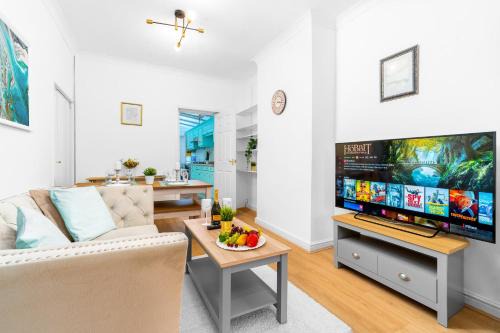 Harborne Casa | Modern 3 Bedroom House - Harborne - Parking - Garden - Wifi & Netflix 122G
