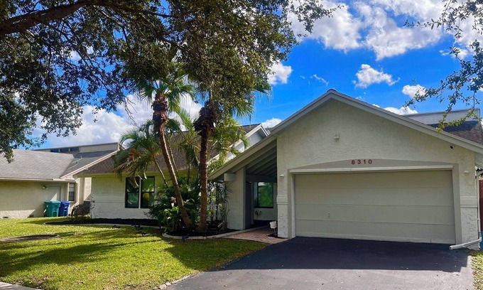 Lauderhill Casa | Charming 3-bedroom pool house with WiFi and AC 2 full bathroom in Lauderhill.