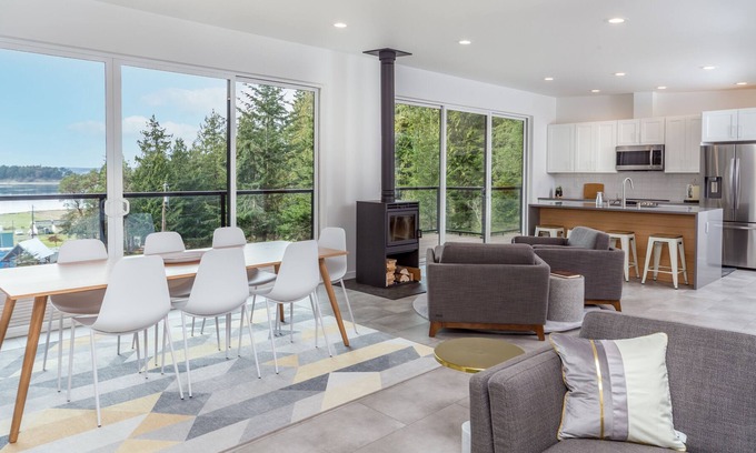 Marrowstone Cabina | Modern 3 Bedroom Sunset Cabin w/Beach Access