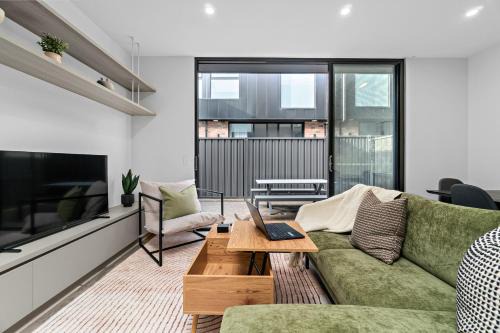 Bowden Apartamento | Modern 3 Bedroom Townhouse Near Adelaide with Workspace and Parking