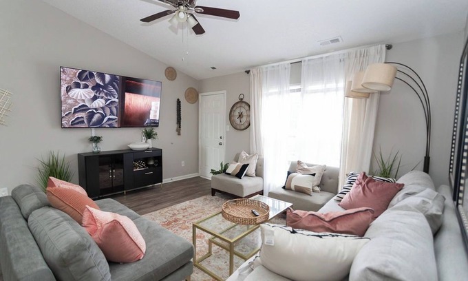 Oakdale Casa | Modern 3 Bedroom with 5 beds, Firepit only 10 minutes from Uptown CLT