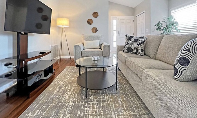 Oak Grove Apartamento | Modern 3 BR Home with Large Garage, Fenced Yard
