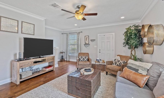 Lake Charles Casa | Modern 3 BR townhouse close to lake and downtown