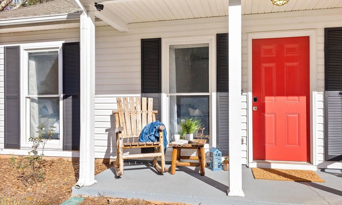 Senoia Casa | Modern 3 King beds + Rocking Chair Front Porch & Back Patio. Near downtown!