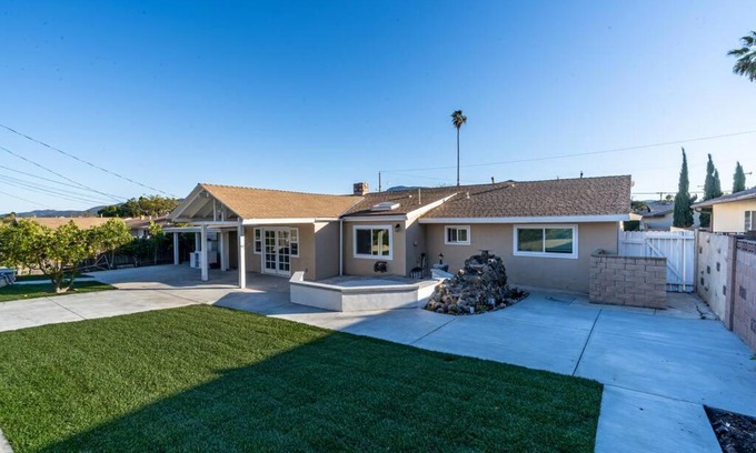 Casa Conejo Casa | Modern 3 King Beds, Beautiful Large Backyard, WFH, Long Stays, Waterfall, WI-FI, FWY, 25 mins to Beach