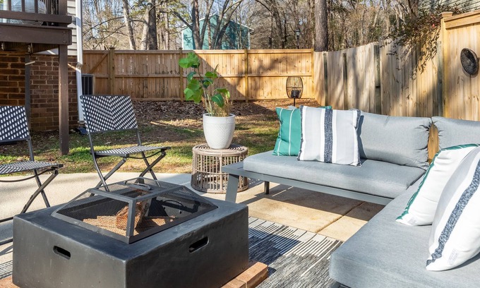 Charlotte Casa | Modern 3-Level Retreat With Pool