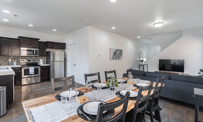 North Image Casa | Modern 3b/2b Retreat near Portland. Must-See!