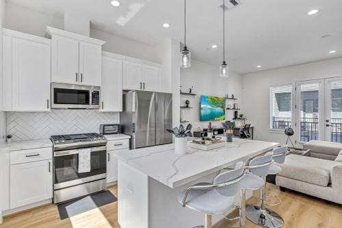 South Central Houston Casa | Modern 3BD Retreat I Near Hotspots I Sleeps 12