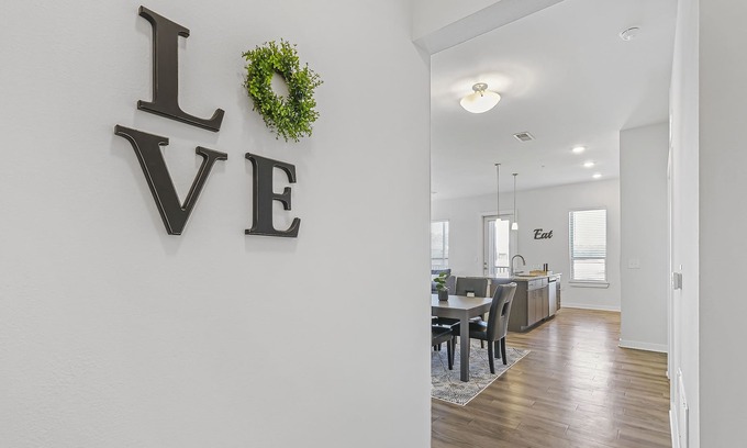 Southside Condominio | Modern 3BD w/ King Master Bed Suite & Amenities