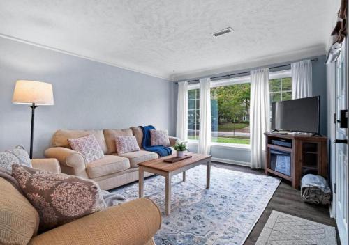 Parma Heights Casa | Modern 3Bed Home Near CLE With Private Backyard