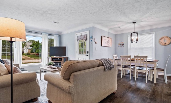 Parma Heights Casa | Modern 3Bed Home Near CLE With Private Backyard