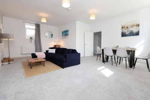 Skewen Apartamento | Modern 3Bed, Wi-Fi, Dining for 6