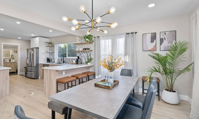 Highland Park Casa | Modern 3BR/2BA - Luxury King Suite.