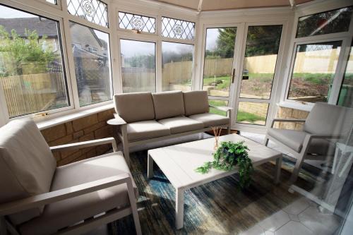 Newton St Loe Casa | Modern 3BR Bath Home, Sleeps 5, Driveway Parking, Families & Contractors