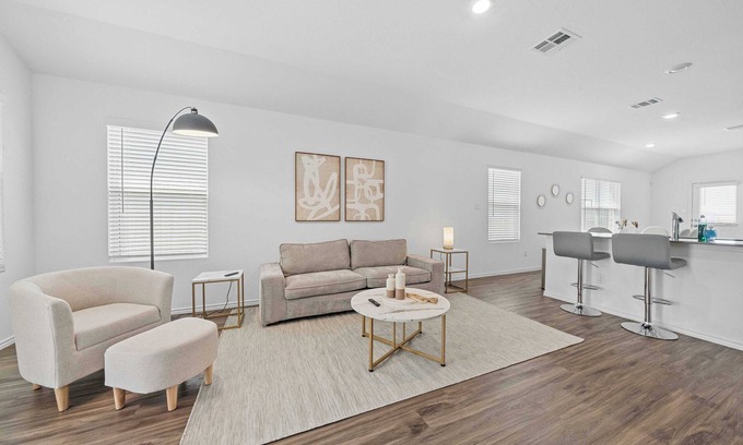 Hutto Casa | Modern 3BR Cottage-Private Yard-30+ Day Stay in Hutto #42147