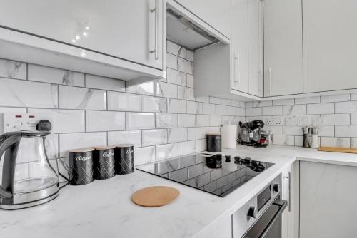 Hainault Casa | Modern 3BR Escape, Work & Relax, Fast Links to London, Free Parking