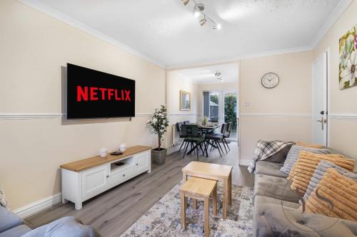 Tipton Casa | Modern 3BR Family Home in 14 Hempole Lane Near Dudley with Netflix, Wi-Fi & Free Parking