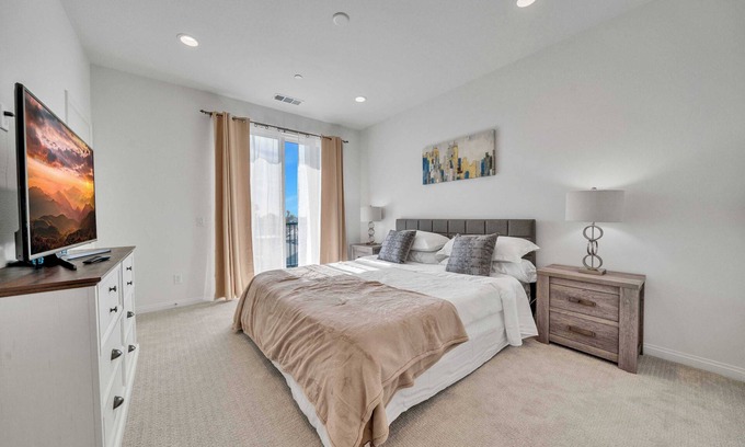 Northwest Anaheim Condominio | Modern 3BR Home in Anaheim’s Palm Court-Prime Location, Fully Furnished #42270