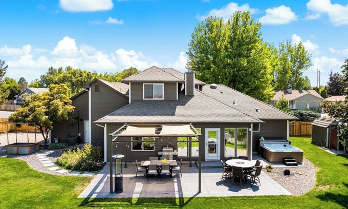 Southeast Boise Casa | Modern 3BR + loft retreat with hot tub, fire pit, and stunning city/mountain views