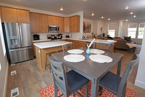 South Salt Lake Casa | Modern 3br Ski Retreat Mountain Views & Garage