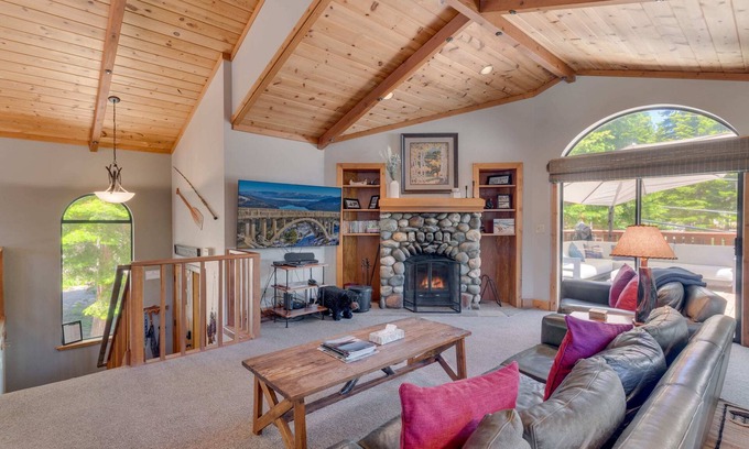 Talmont Cabina | Modern 3BR Tahoe Cabin w/Hot Tub