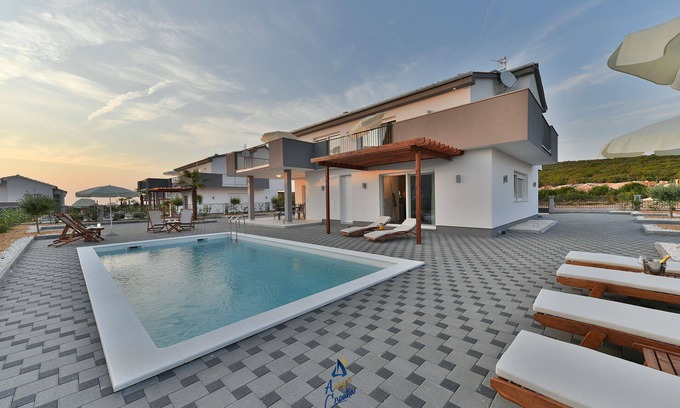 Debeljak Villa | Moderna villa de 4 dormitorios con piscina climatizada para hasta 8 huéspedes