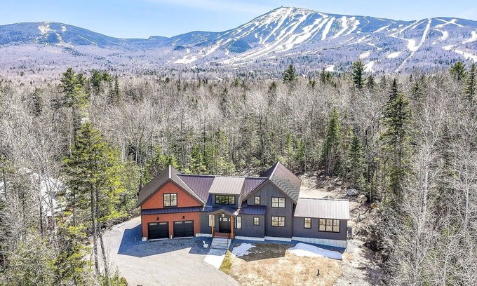Carrabassett Valley Casa | Modern 4-bedroom house with WiFi and AC in fabulous Carrabassett Valley