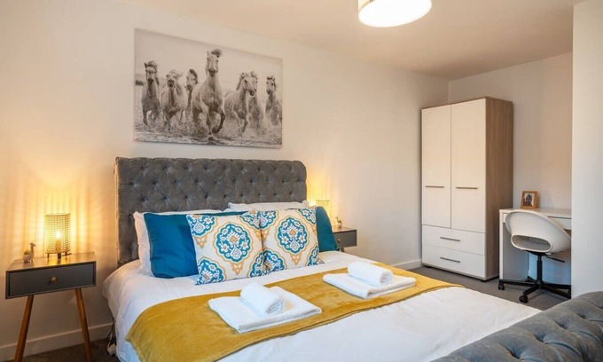 Livingston Casa | Modern 4 Bed House-Free Parking