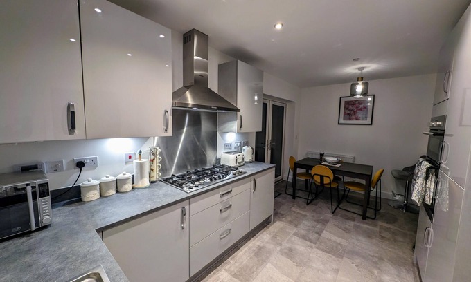 Llanwern Casa | Modern 4 bed House in Newport, Home Away From Home