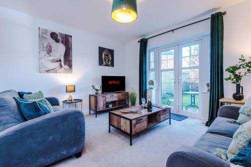 Crewe Casa | Modern 4-Bed Townhouse in Crewe by 53 Degrees Property, Ideal for Contractors & Business, FREE Parking - Sleeps 8
