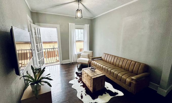 Leadsville Apartamento | Modern 4-bedroom Duplex Apartment in Downtown Elkins beside Big Timber Brewing