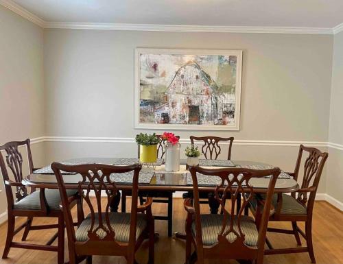 Greensboro Casa | Modern 4 Bedroom pets welcome