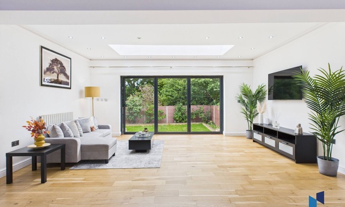 Coulsdon West Casa | Modern 4 Bedroom Spacious House with Garden and Free Parking