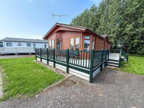 Hunstanton Cabina | Modern 4 Berth Lodge With Decking At Manor Park In Hunstanton Ref 23024W