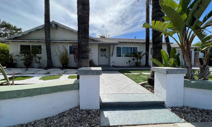 Casa Conejo Casa | Modern 4 King Beds, Beautiful Large Backyard, Golf, WFH, Long Stays, WI-FI, FWY, 25 mins to Beach