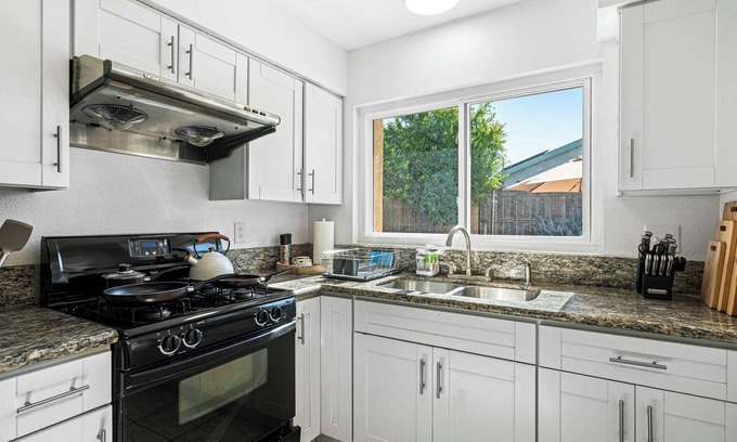 Ontario Casa | Modern 4B Retreat with Cozy Decor & Spacious Patio
