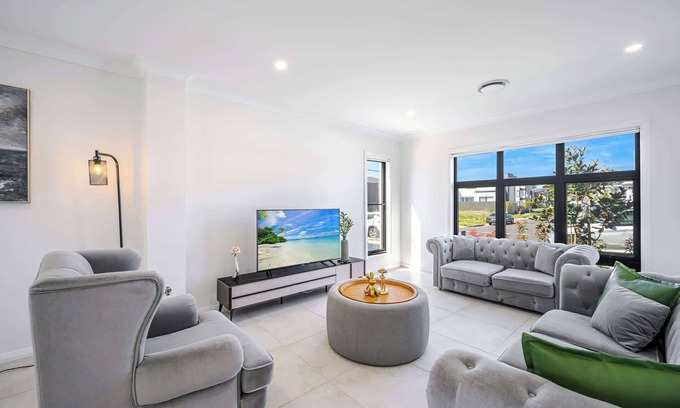 Denham Court Casa | Modern 4BD Family Retreat Near Leppington