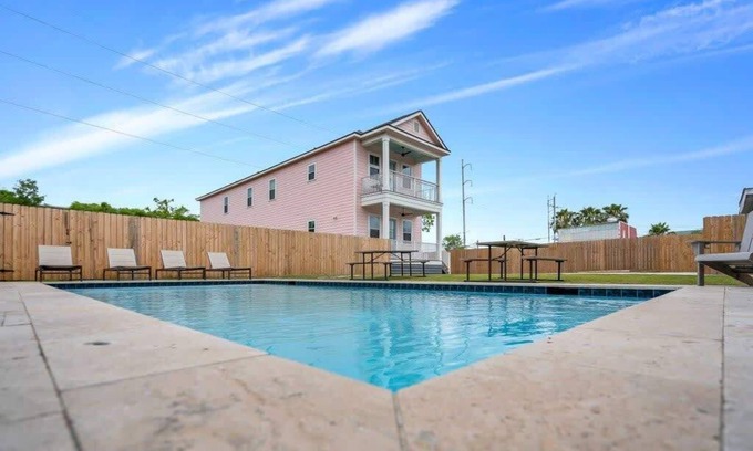 Dillard Casa | Modern 4BD w Pool | Driveway Parking |Large Outdoor