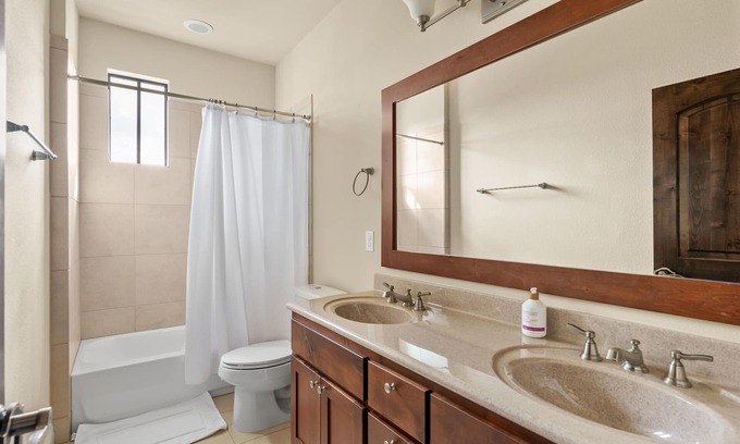 Mueller Casa | Modern 4Bed - Heart of Mueller! Walk To Everything