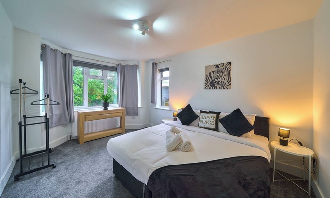 High Wycombe Casa | Modern 4BR, 2BA Family Home – Sleeps 9, Garden, Parking, Near Station