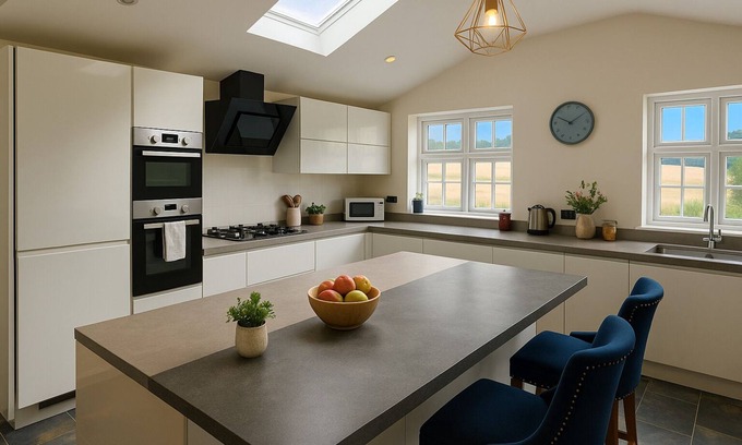 Bilston Casa | Modern 4BR House Near JLR Wolverhampton & Transport Links near JLR, WV1, M54/M6