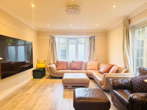Crawley Casa | Modern 4BR House with Parking, 8 Mins to Gatwick Airport