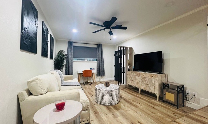 South Central Houston Casa | Modern 4BR in Midtown Near Medical Center & Museum