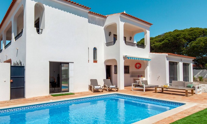 Santa Eulalia Villa | Modern 4BR w/ Heatable Pool & BBQ in Albufeira
