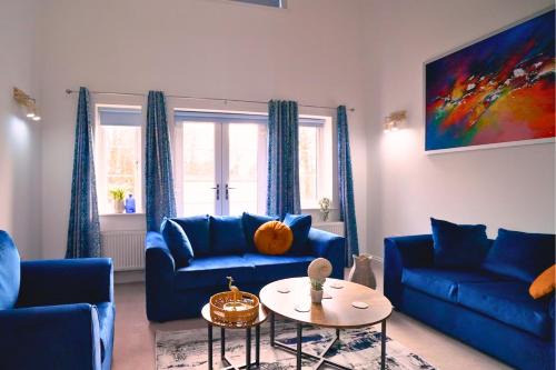 High Wycombe Casa | Modern 5 Bed 2 Bath Home with Parking